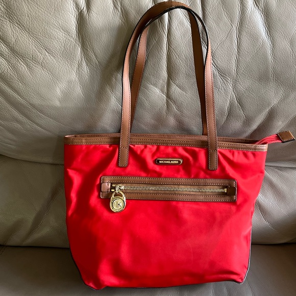 Authentic Micheal Kors Purse!!
